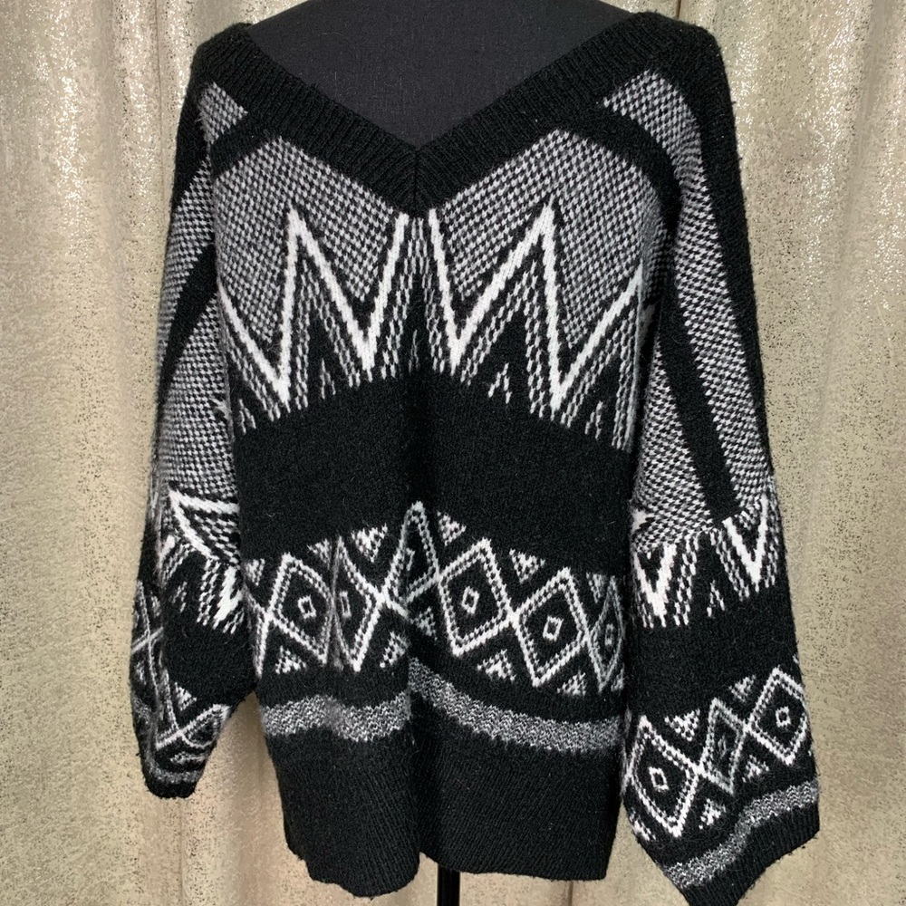 POL Black and White Tribal Wide Sleeve Sweater - Picture 4 of 5